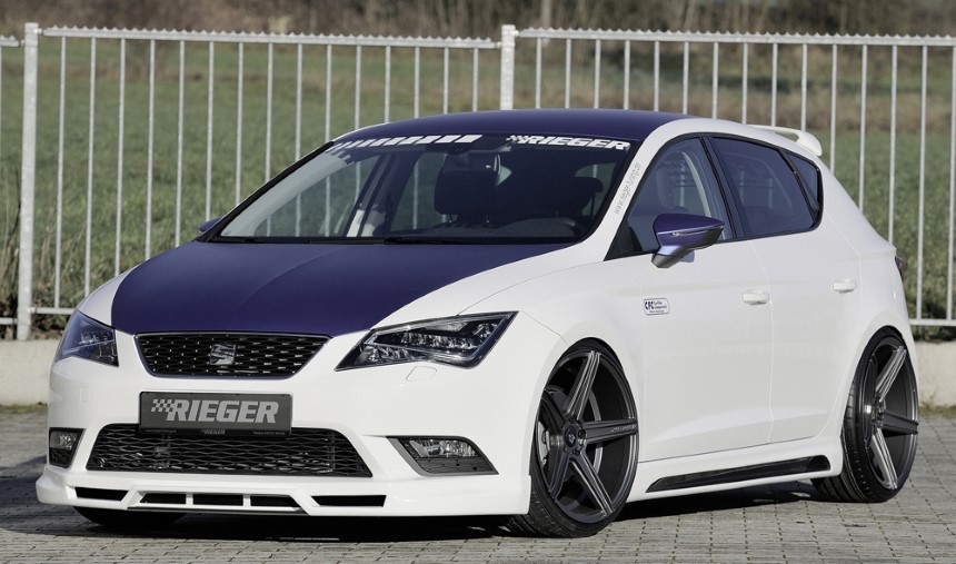 Zijskirts passend voor Seat Leon F5 FR/Cupra 3dr. Rieger carbon-look met uitsparing