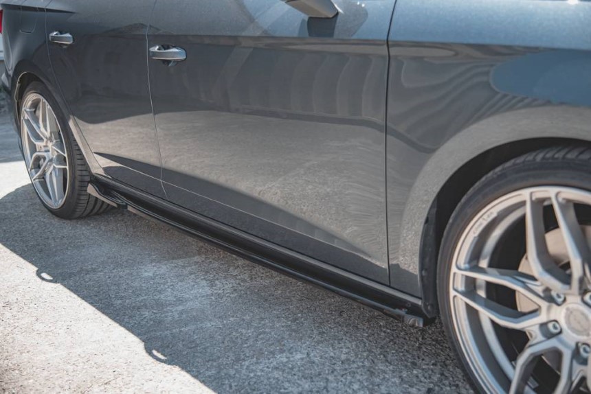 Zijskirts passend voor Seat Leon FR 5F Maxton Design glans zwart V.4