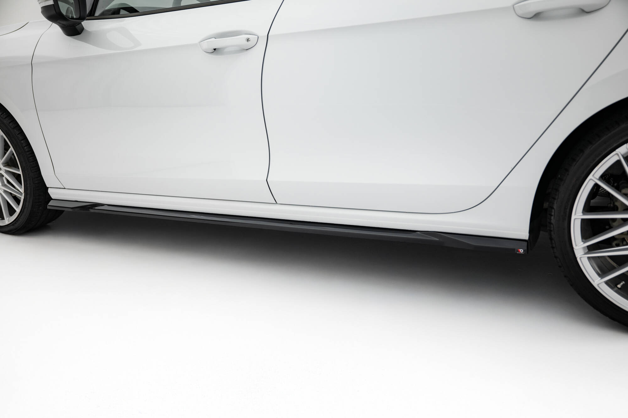 Zijskirts passend voor Volkswagen Passat B9 Maxton Glanzend zwart