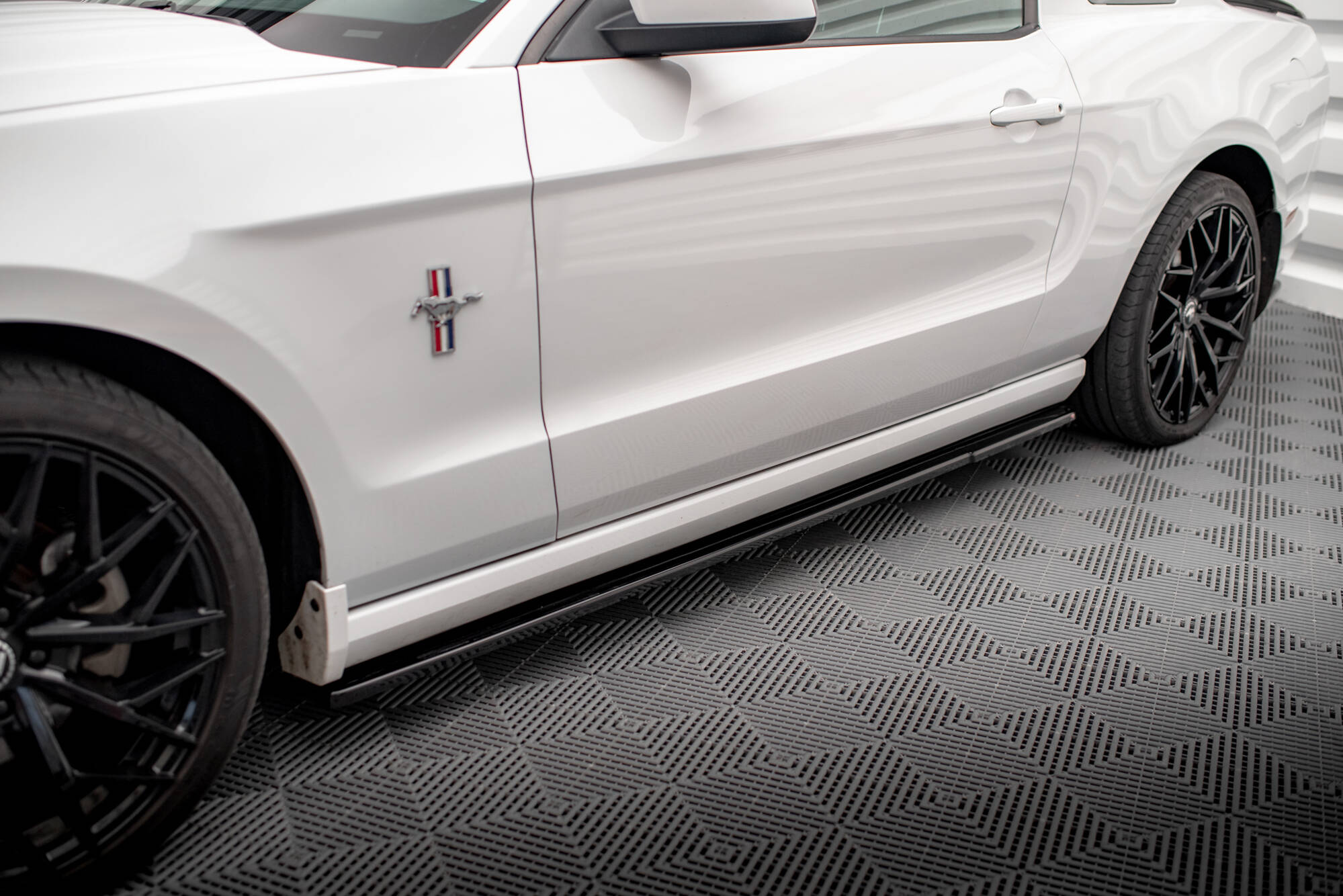 Bodykit Ford Mustang MK5 Facelift Maxton Glanzend zwart