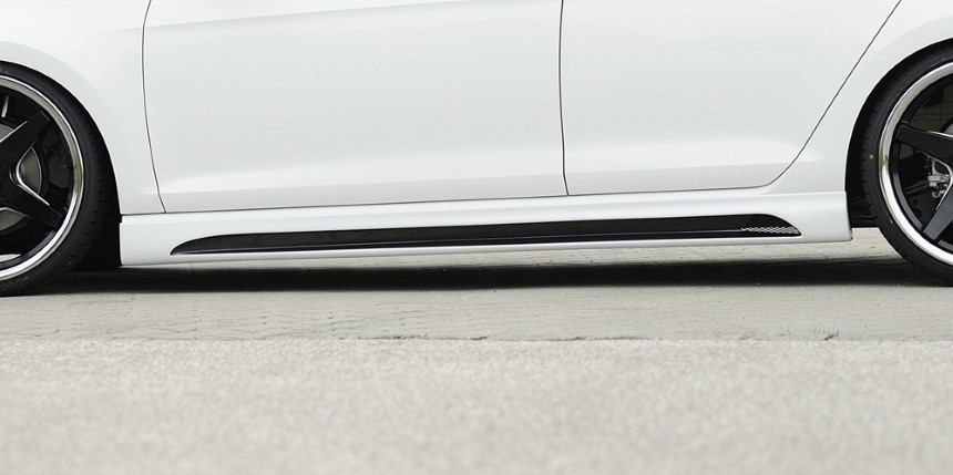 Zijskirts passend voor Seat Leon F5 FR/Cupra 3dr. Rieger carbon-look met uitsparing