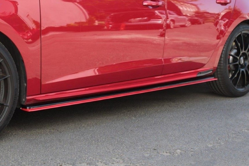 Zijskirts passend voor Seat Leon FR 5F Maxton Design glans zwart - rood V.3