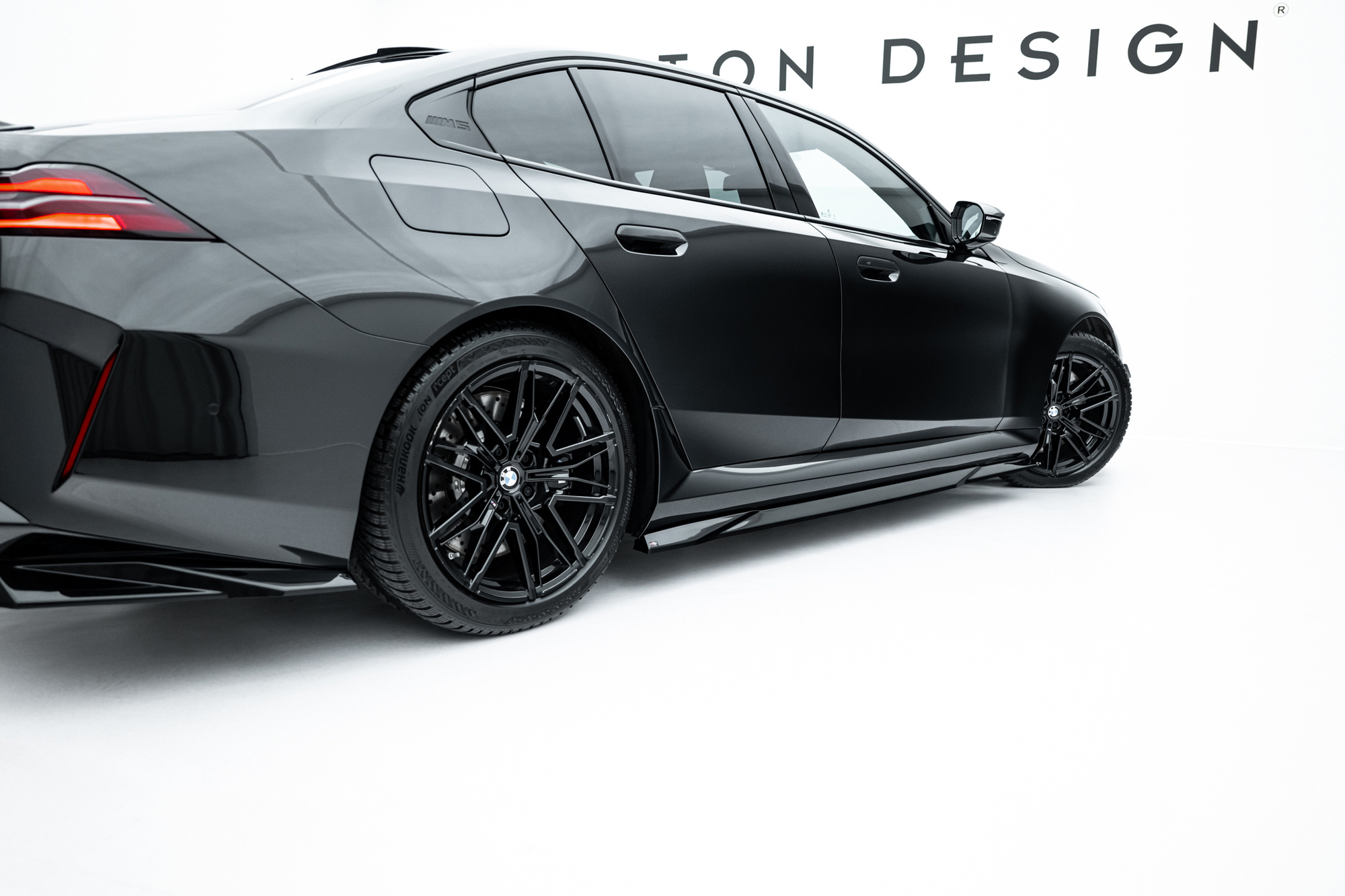 Bodykit BMW M5 G90 Maxton Glanzend zwart