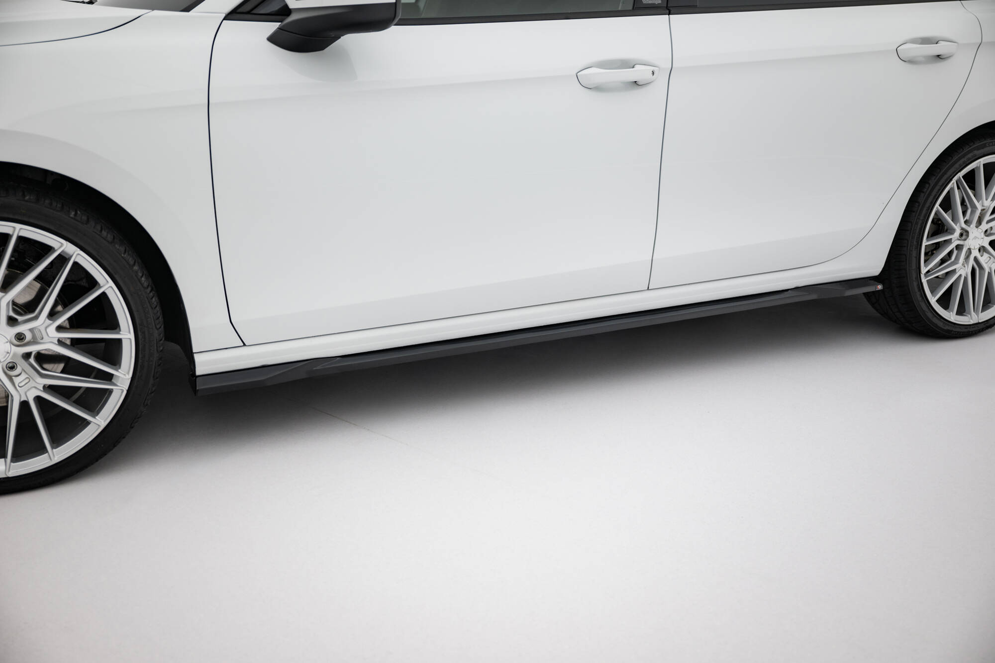Zijskirts passend voor Volkswagen Passat B9 Maxton Glanzend zwart