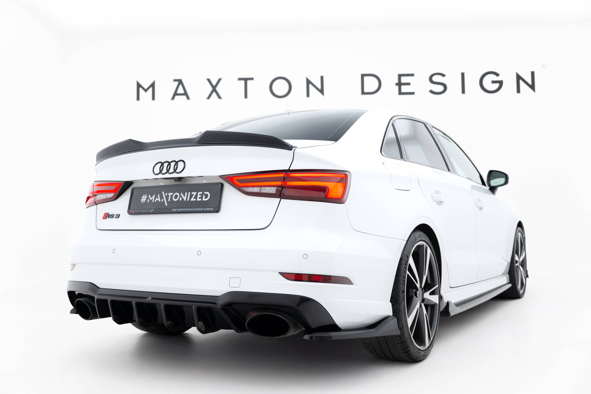 Achterzij Spoilers V.5 Audi RS3 Sedan 8V Facelift Maxton Glanzend zwart